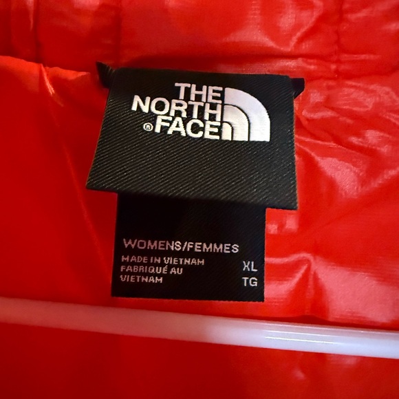 The North Face Women”s Bright Red Puffer Jacket NEW - Picture 7 of 11